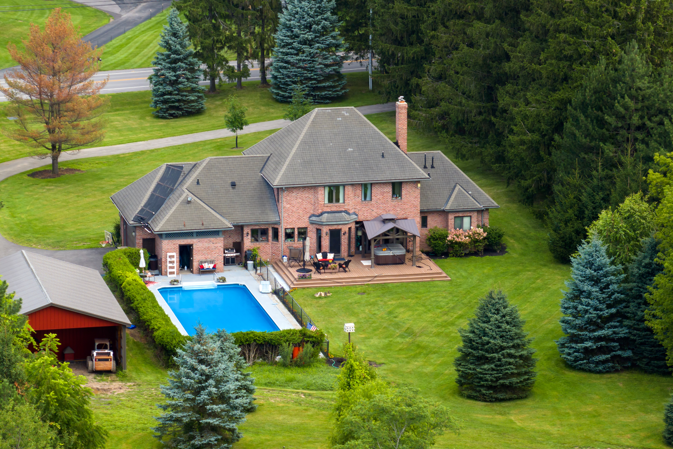 Beyond the City: Why Luxury Buyers Are Choosing Rural & Suburban Winnipeg Homes